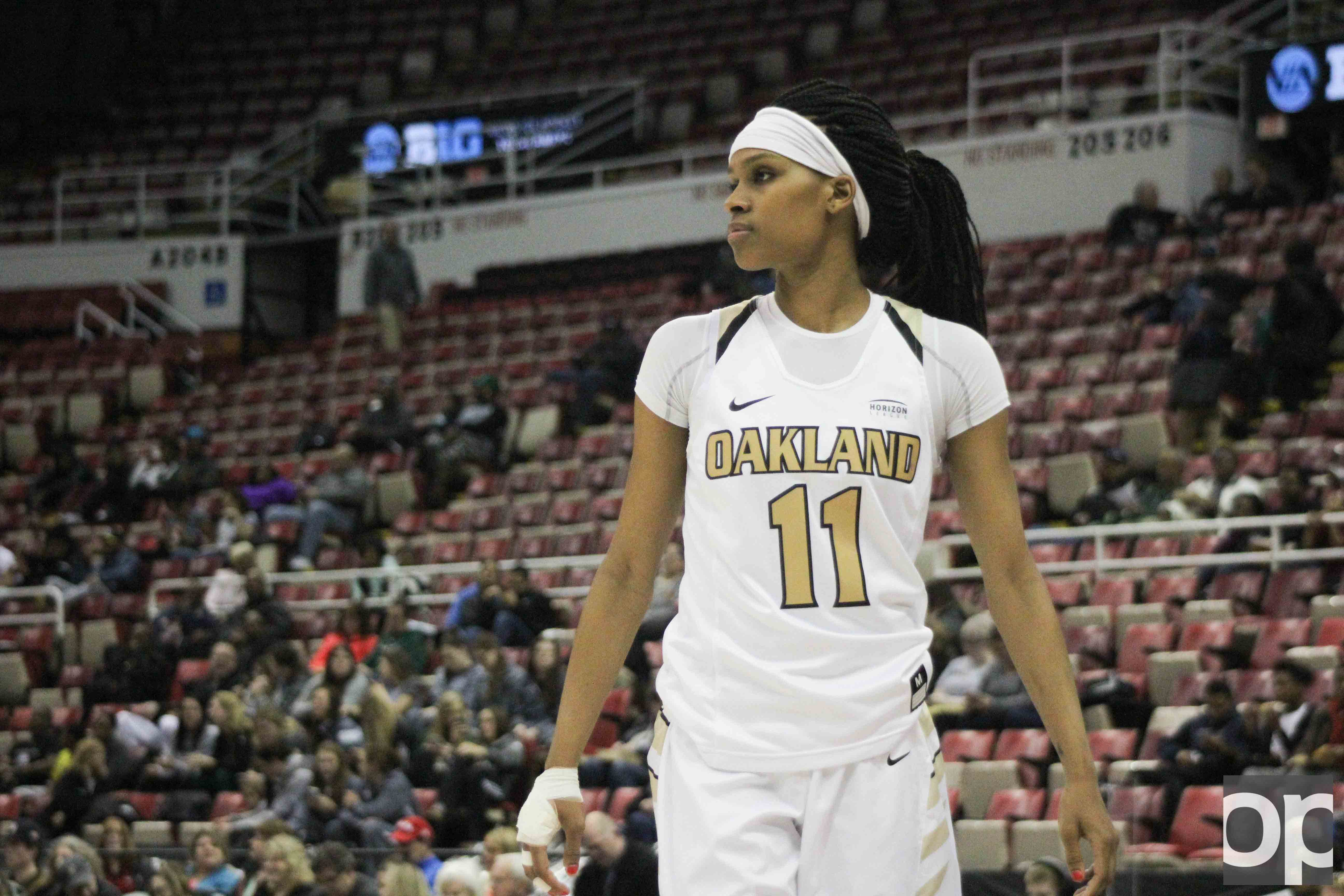 Despite a broken hand, Hannah Little played in the Motor City Madness quarterfinals for the Golden Grizzlies.