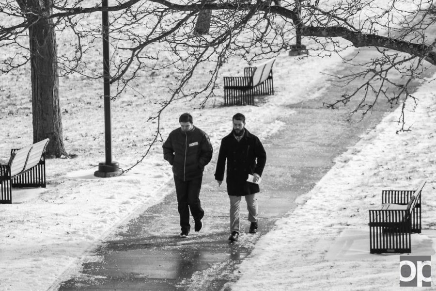 Students+walk+to+class+during+below+freezing+temperatures.