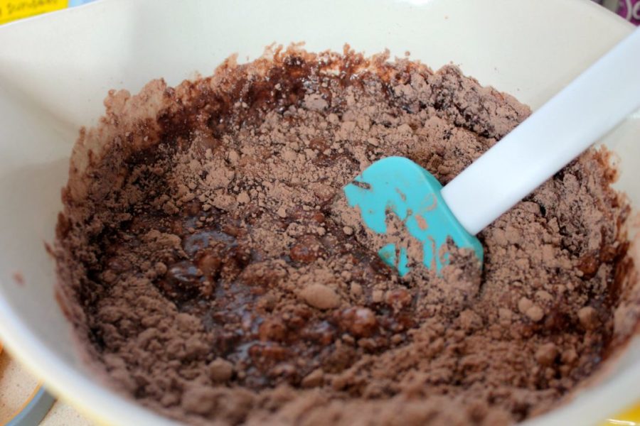 Mix+all+the+cupcake+batter+ingredients+together+in+a+large+bowl+and+stir.