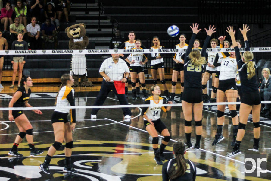 The Golden Grizzlies lost the first two matches 21-25 to fall into an early deficit. 