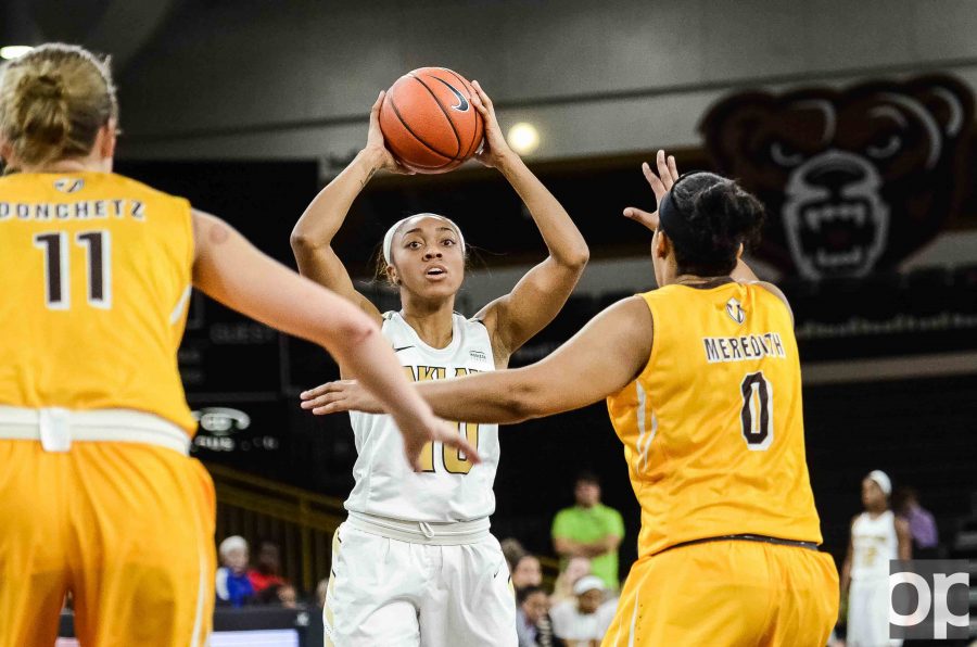 With 19 minutes on the Blacktop, Taylor Jones scored 20 points for the Golden Grizzlies. Oakland defeated Valparaiso 104-63 on New Years Eve. 