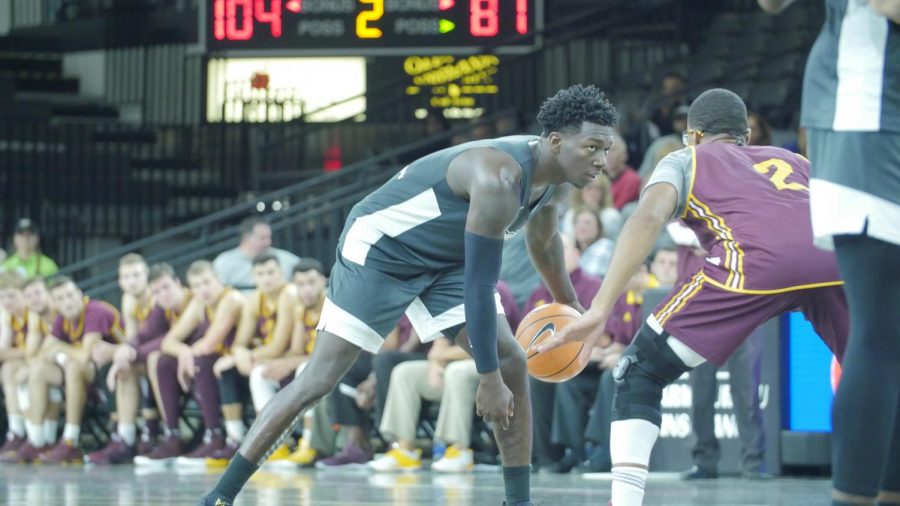 Men’s Basketball takes on the Chippewas in Hurricane Relief Game