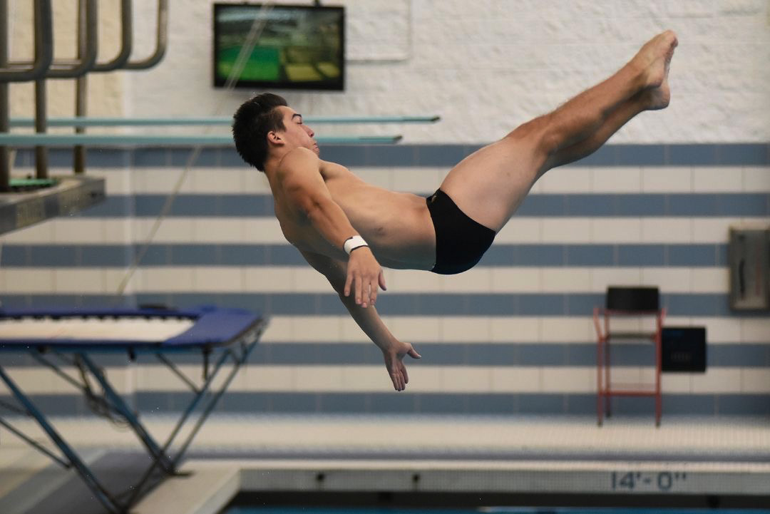 Diver rebounds from broken hand – The Oakland Post