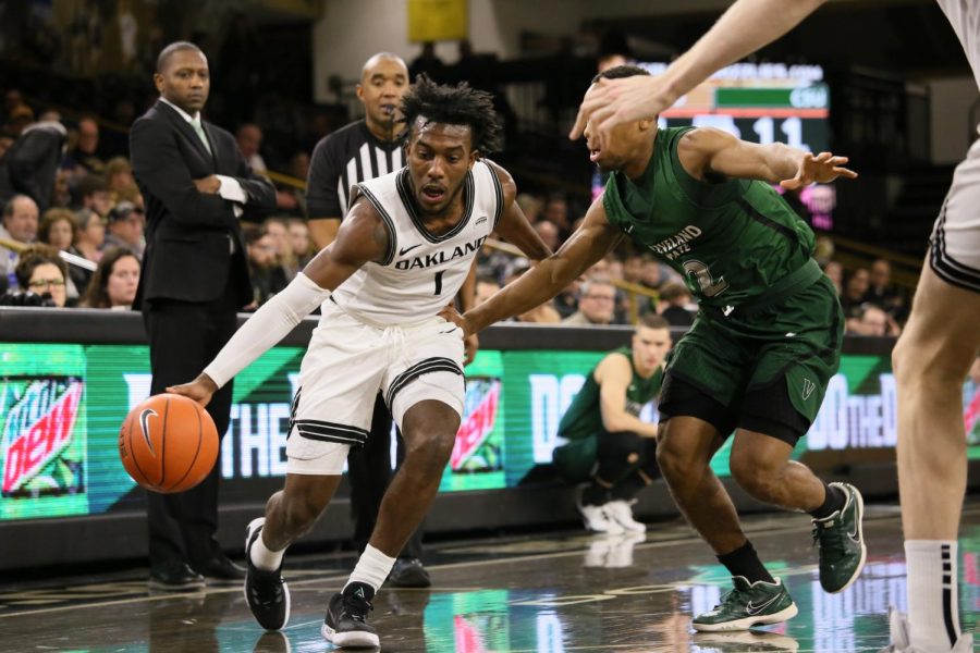 Mens basketball defeats Cleveland State on Thursday, Jan. 13 in Cleveland.