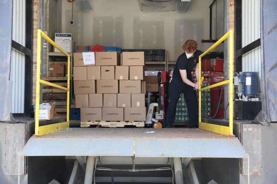 A student volunteer unloads boxes from the Oakland Center / Photo: Sergio Montanez