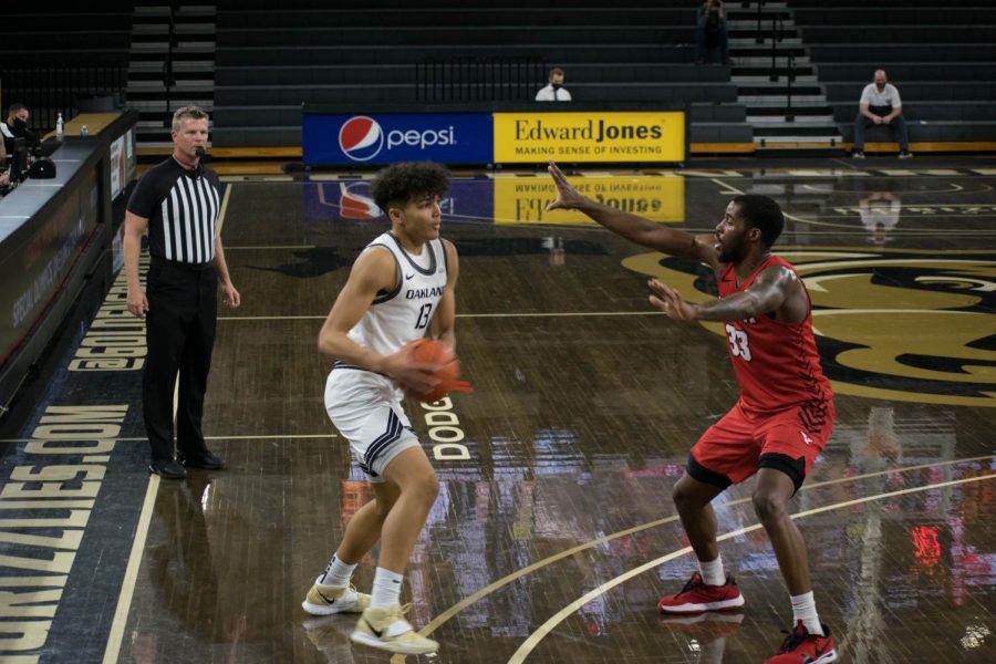 Trey Townsend reads the defense versus the Penguins. The Golden Grizzlies won in overtime, 87-83, and Townsend drew a key charge in overtime.