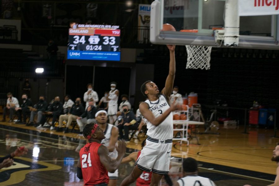 Micah Parrish goes in for a layup against the Youngstown State Penguins.