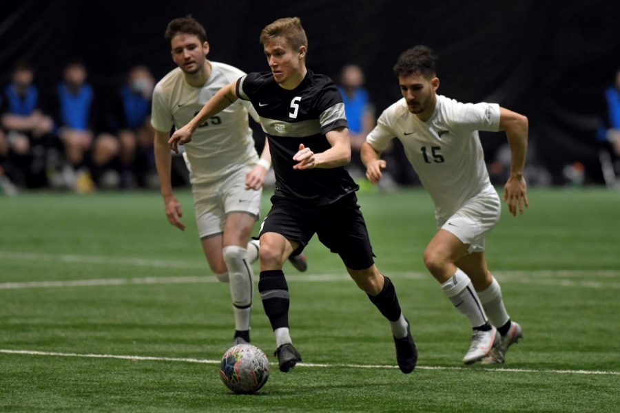 Noah Jensen attacking versus Cleveland State. Oakland won 3-2 against the vikings, and the Golden Grizzlies improved to 5-0 at home.