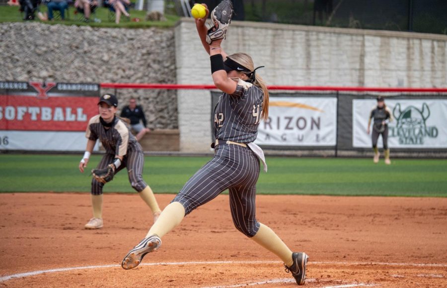 Sydney Campbell winding up to pitch against Youngstown State in the Horizon League Softball Semifinals.