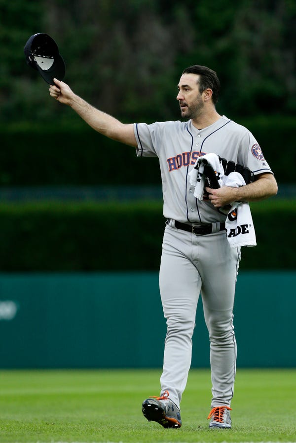 Justin Verlander tips his cap to the crowd following his warm-up tosses before his start against the Tigers in 2018. 