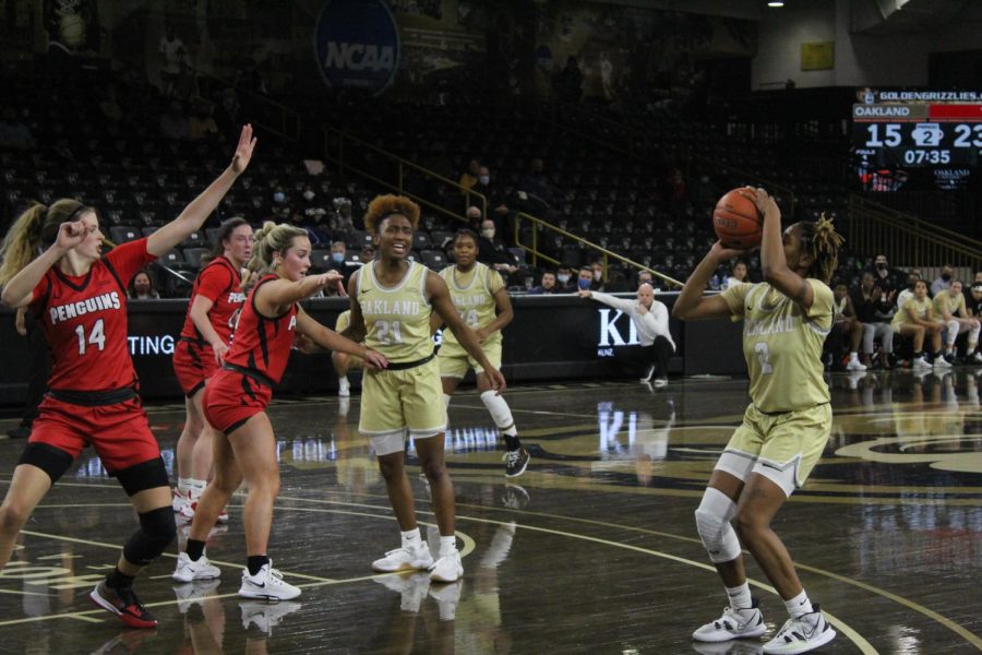 Sug Williams stops and pulls up for a jump shot against Youngstown State on Nov. 18.