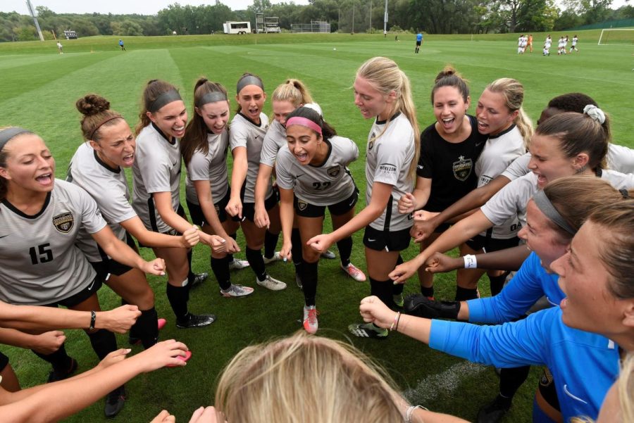 The+womens+soccer+team+huddles+up+during+a+game+against+Western+Michigan.+