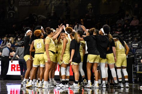 The womens basketball team in a huddle against IUPUI on Dec. 4.