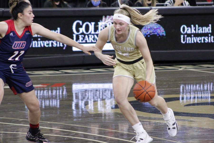 Kayla+Luchenbach+drives+to+the+basket+against+UIC+on+Dec.+2.