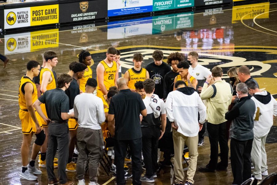 The Oakland mens basketball team in a huddle during a timeout against Milwaukee on Jan. 9.