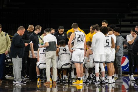 The Oakland mens basketball team in a huddle during a timeout against UM-Dearborn on Jan. 24.
