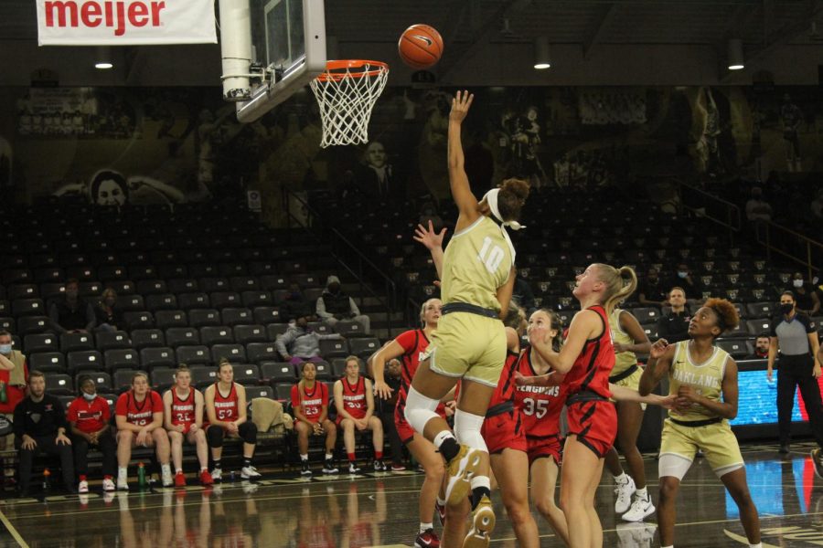 Breanne Beatty goes for a layup against Youngstown State.