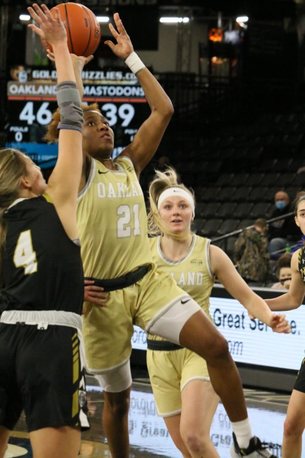 Kahlaijah Dean drives to the basket against Purdue-Fort Wayne on Feb. 19.