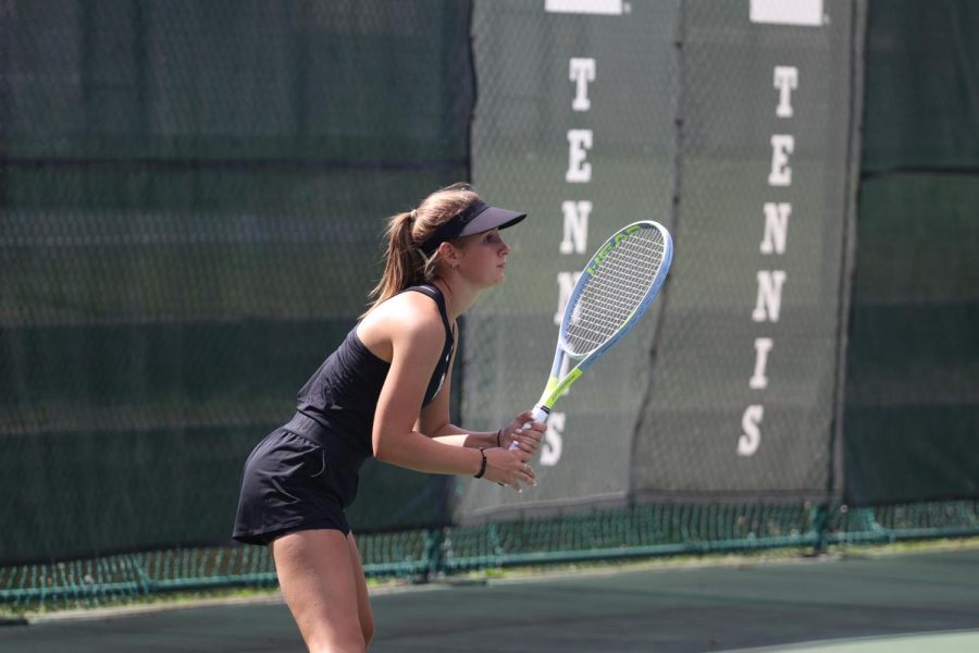 The Oakland tennis team lost to Youngstown State on Sunday to fall to 0-2 in conference play.
