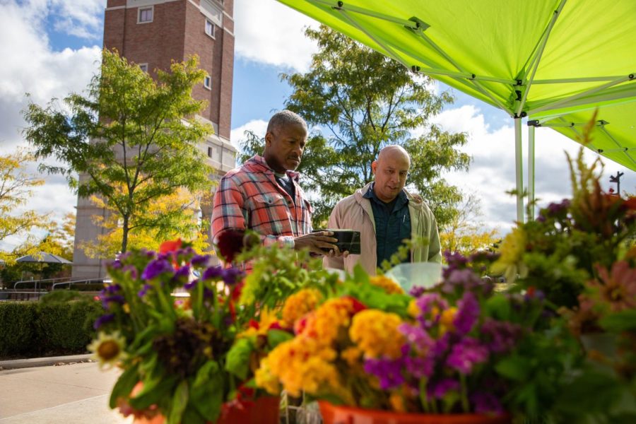 Growing+Grizzlies+hosts+first+fresh+produce+farm+stand+on+campus