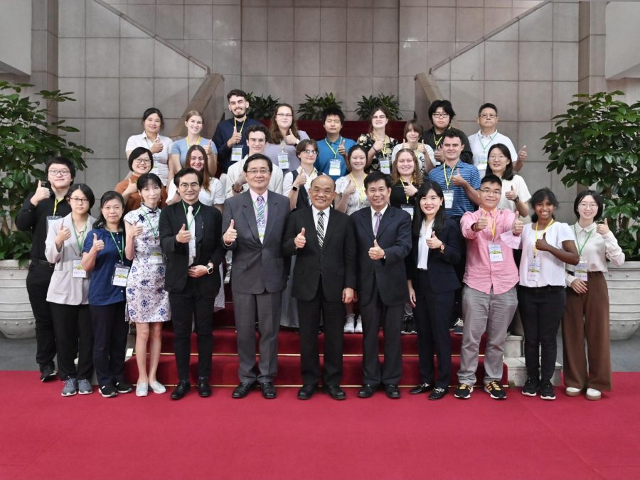 Taiwan%E2%80%99s+Premier+Su+Tseng-chang+and+Minister+of+Education+Pan+Wen-chung+pose+with+NDHU+President+Chao+Han-Chieh%2C+Provost+Ma+Yuan-Ron%2C+OU+students+and+Dr.+Chiaoning+Su+in+Taipei.