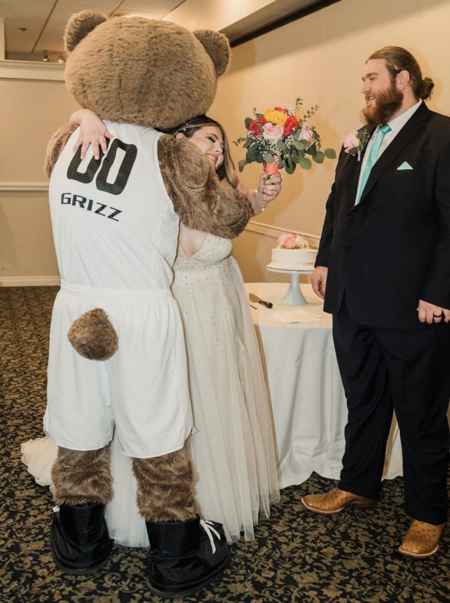 After meeting at OU, Amanda Greene surprised her husband Seth Greene with an appearance from Grizz at their May 19 wedding. Photo courtesy of Elizabeth Collins Photography