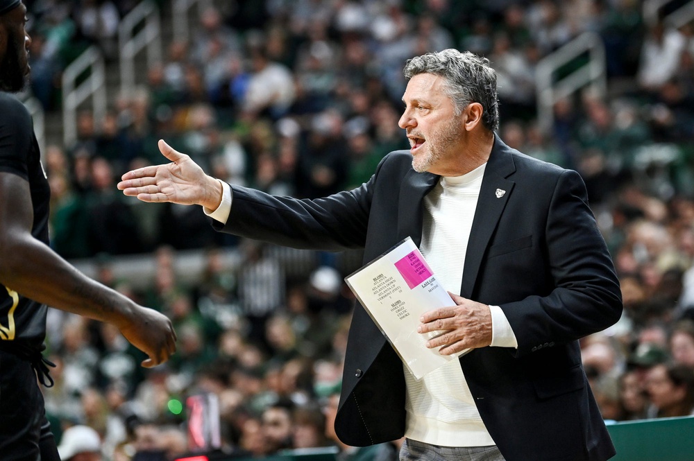 Oaklands head coach Greg Kampe talks to players during the first half in the game against Michigan State on Monday, Dec. 18, 2023, at the Breslin Center in East Lansing. Photo courtesy of Nick King